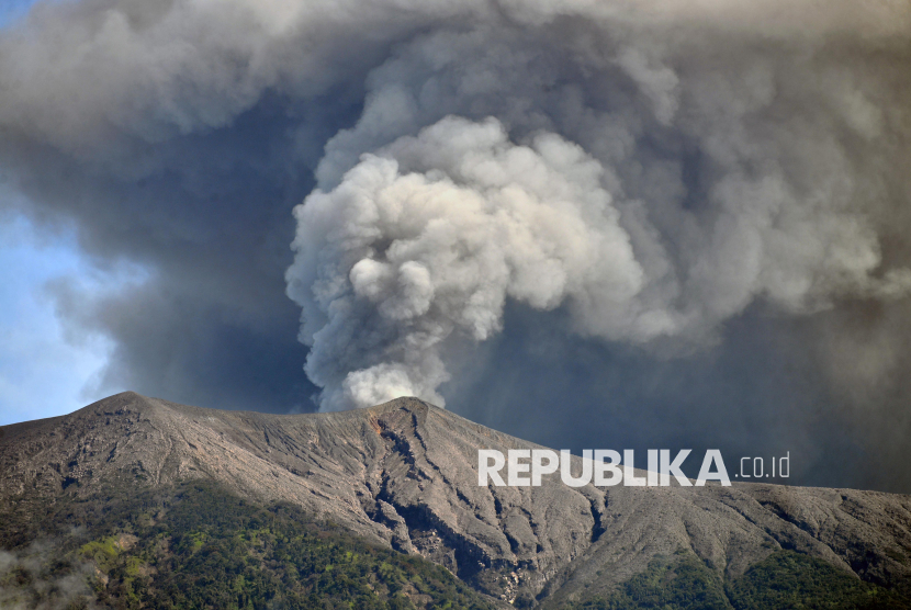 Gunung Marapi erupsi mengeluarkan abu vulkanik terlihat dari Padang Panjang, Sumatera Barat, Sabtu (4/1/2024). 