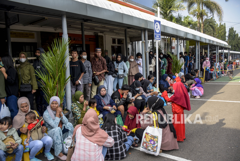 Sejumlah calon penumpang antre untuk memasuki area Stasiun Bandung, Kota Bandung.