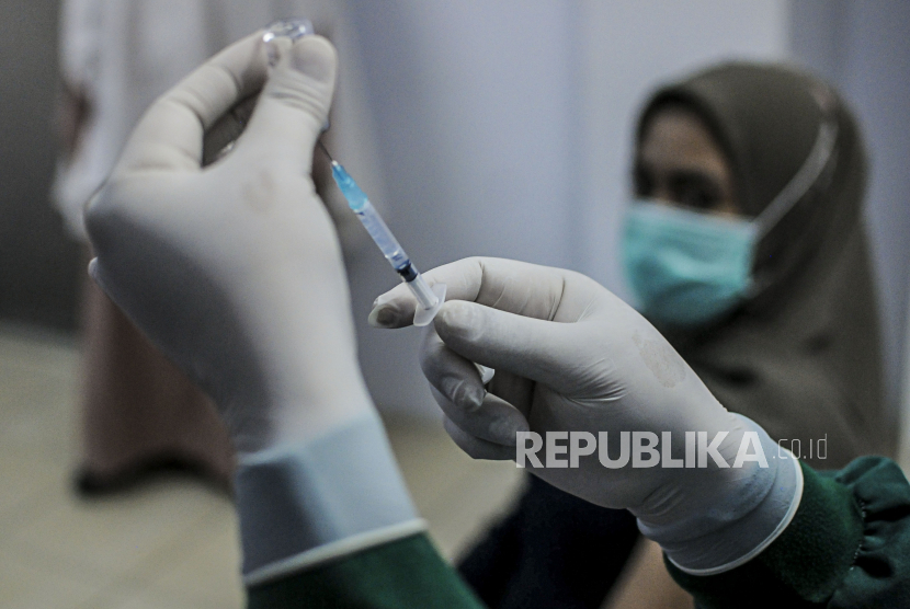Seorang dokter bersiap menyuntikan vaksin Covid-19 ke tenaga kesehatan (ilustrasi)