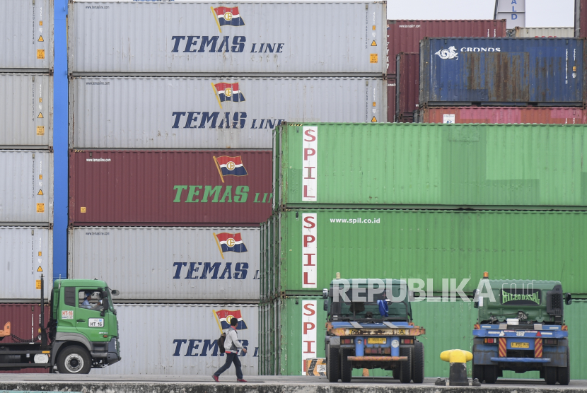 Suasana aktivitas bongkar muat peti kemas di Pelabuhan Tanjung Priok, Jakarta, Selasa (6/4/2021). IMF merevisi proyeksi pertumbuhan ekonomi Indonesia menjadi 4,3 persen dari 4,8 persen pada 2021.