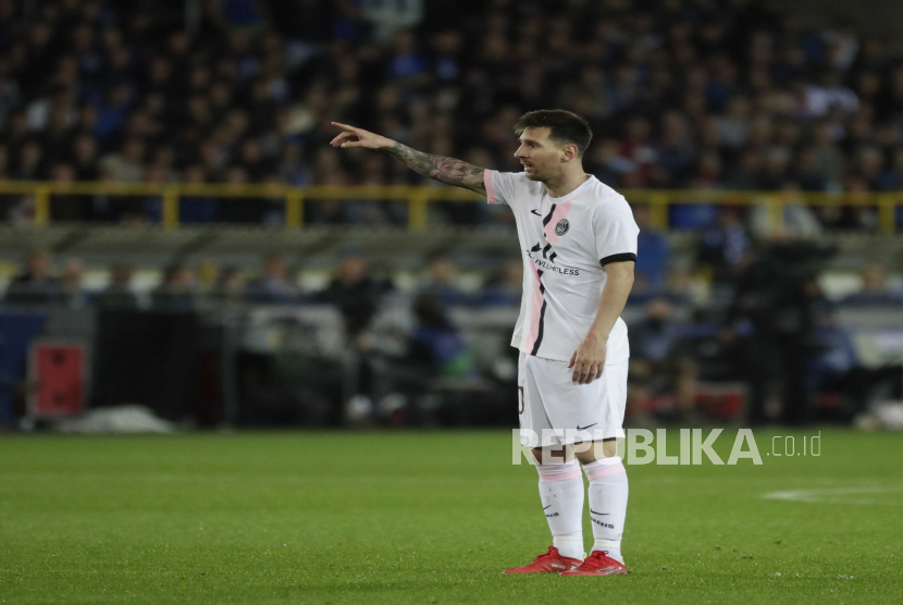  Lionel Messi dari Paris Saint-Germain memberi isyarat pada pertandingan sepak bola grup A Liga Champions UEFA antara Club Brugge dan Paris Saint-Germain (PSG) di Bruges, Belgia, Kamis (16/9) dini hari WIB. 