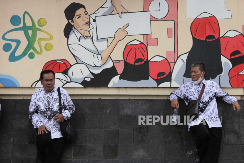 Presiden Joko Widodo (Jokowi) mengaku tengah mempertimbangkan untuk menghapus kebijakan zonasi dalam sistem Penerimaan Peserta Didik Baru (PPDB).