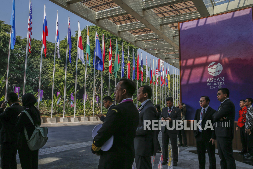 Delegasi dan pasukan pengamanan di sekitar lokasi KTT ASEAN.  Presiden Joko Widodo (Jokowi) menyambut kedatangan para pemimpin negara anggota ASEAN 