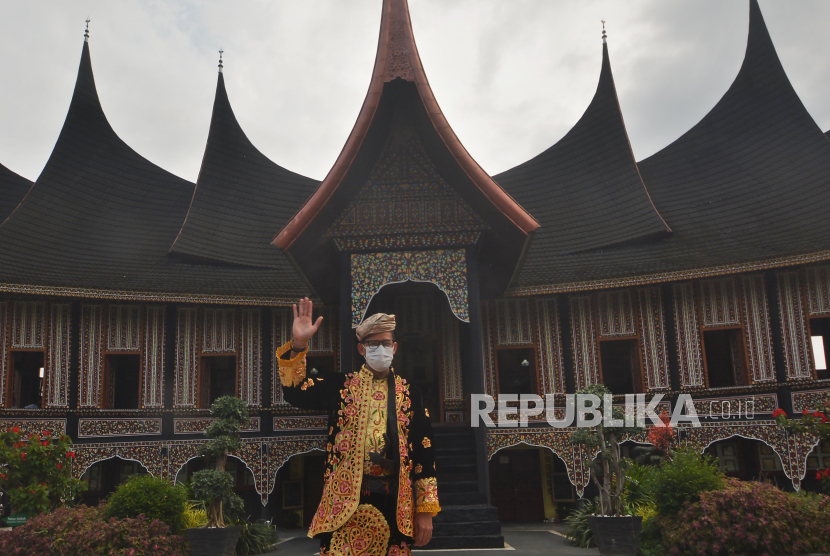 Menparekraf Sandiaga Uno menggunakan pakaian adat Minang di Padangpanjang, Sumatra Barat, Rabu (21/4/2021).