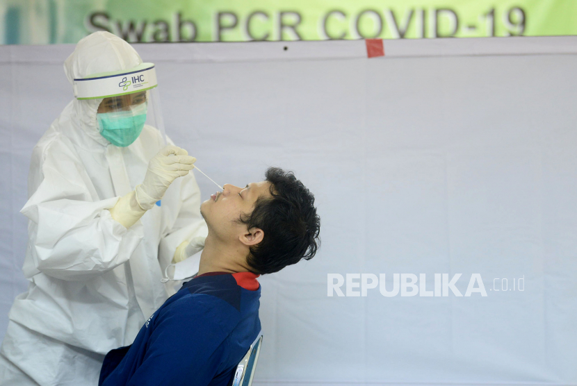 Petugas medis melakukan tes usap PCR. Jumlah tes Covid-19 di Jakarta merupakan tertinggi di Indonesia. 