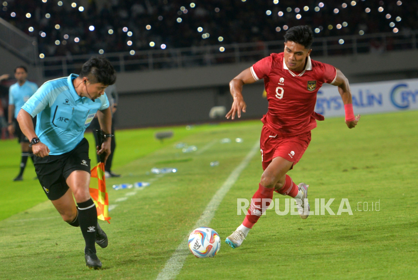 Striker timnas Indonesia dan Persis Solo, Ramadhan Sananta (kanan) saat mengejar bola.