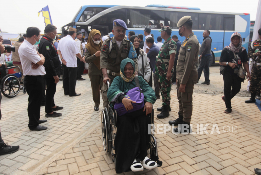 Jamaah haji menggunakan kursi roda saat tiba di Asrama Haji Kota Tangerang, Banten, Rabu (5/7/2023). Sebanyak 391 jamaah haji kloter pertama Tangerang tiba kembali di tanah air usai menunaikan ibadah haji.