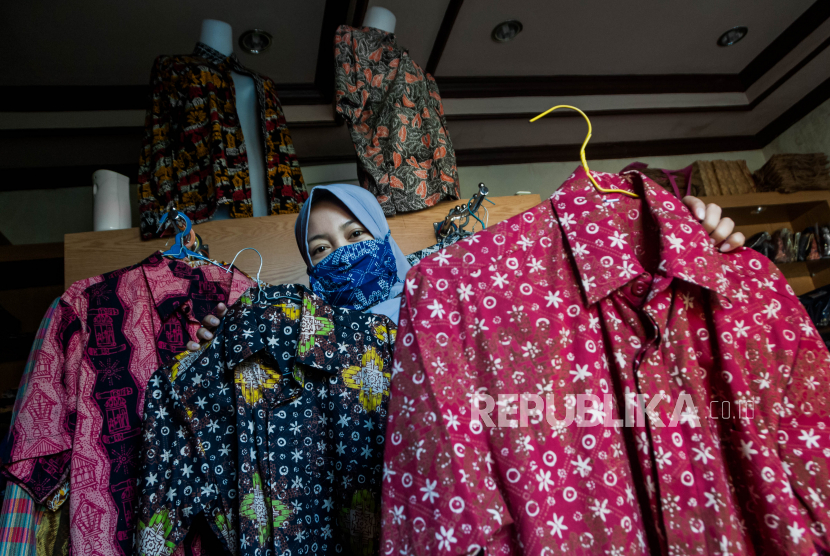 Pekerja merapikan baju batik di UKM Batik Lebak Chanting Pradana di Lebak, Banten, (ilustrasi). UKM perempuan diharapkan bertahan di tengah pandemi Covid-19.