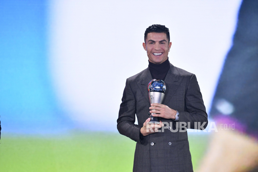 Pemenang penghargaan Pria Terbaik Khusus FIFA Cristiano Ronaldo selama Penghargaan Sepak Bola Terbaik FIFA sebelum Penghargaan Sepak Bola FIFA Terbaik 2021 di Zurich, Swiss, 17 Januari 2022.