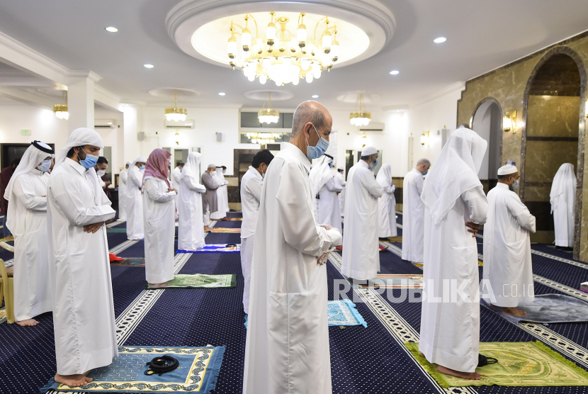 Tahap Kedua, 262 Masjid di Qatar Dibuka Kembali Besok. Foto ilustrasi: Jamaah  melakukan sholat pagi pertama mereka di sebuah masjid setelah dibuka kembali di Doha, Qatar, 15 Juni 2020. Qatar pada 15 Juni membuka kembali masjid-masjid setelah tiga bulan penutupan sebagai bagian dari upaya untuk memperlambat penyebaran pandemi virus coronavirus dan COVID-19.