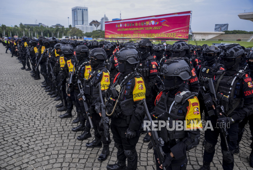 Polisi mengikuti apel gelar pasukan Operasi Lilin 2022 (ilustrasi).