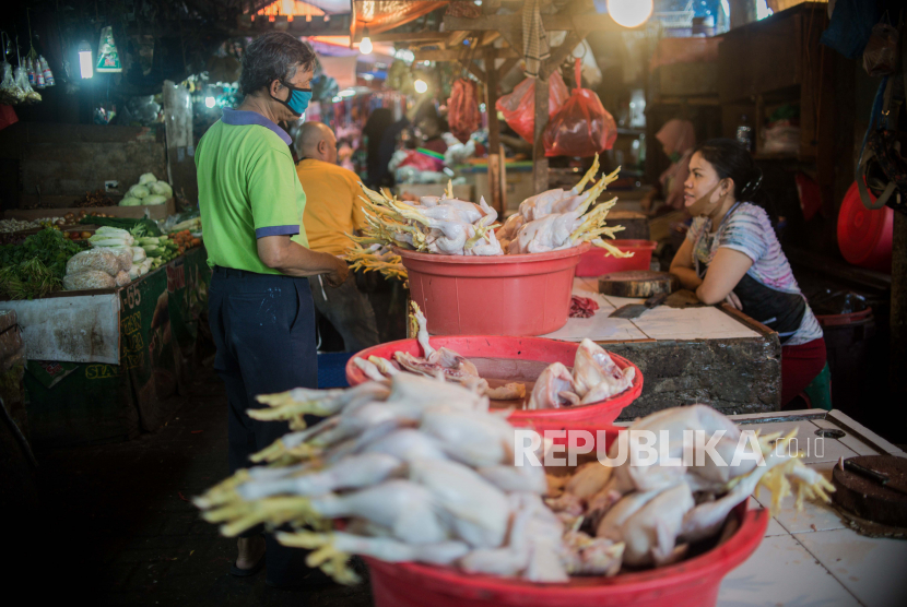 Penataan Pedagang Pasar Minggu Dipastikan Terus Berjalan. Pedagang melayani pembeli di lapak dagangannya di Pasar Minggu, Jakarta.