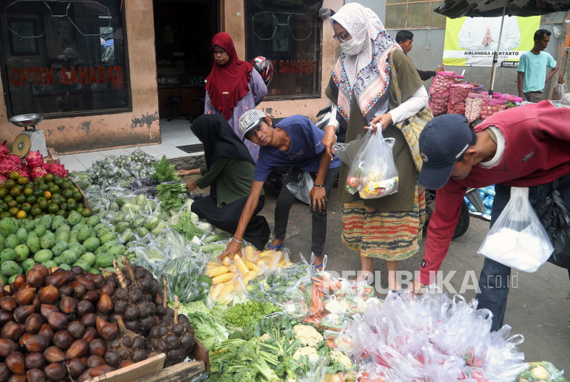  Orang-orang berbelanja sayuran di pasar tradisional di Bogor,  Rabu (3/5/2023).