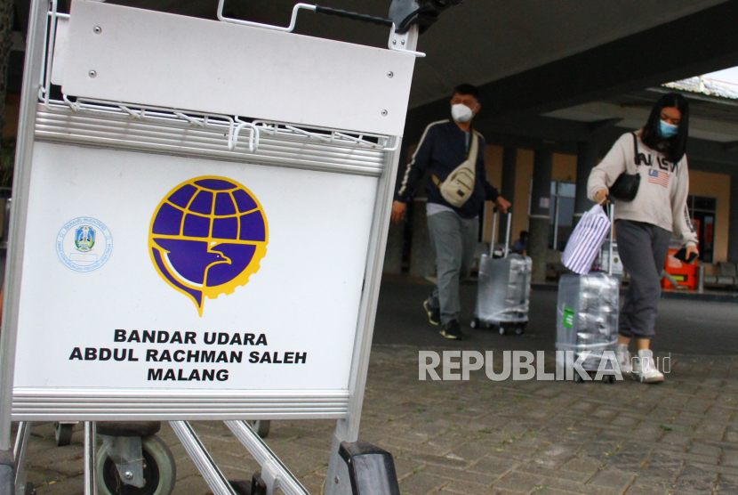 Penumpang Bandara Abdul Rahman Saleh, Selasa (4/5/2021). Bandara di Malang, Jawa Timur itu ditutup sementara pada Jumat (12/1/2024) menyusul erupsi Semeru.