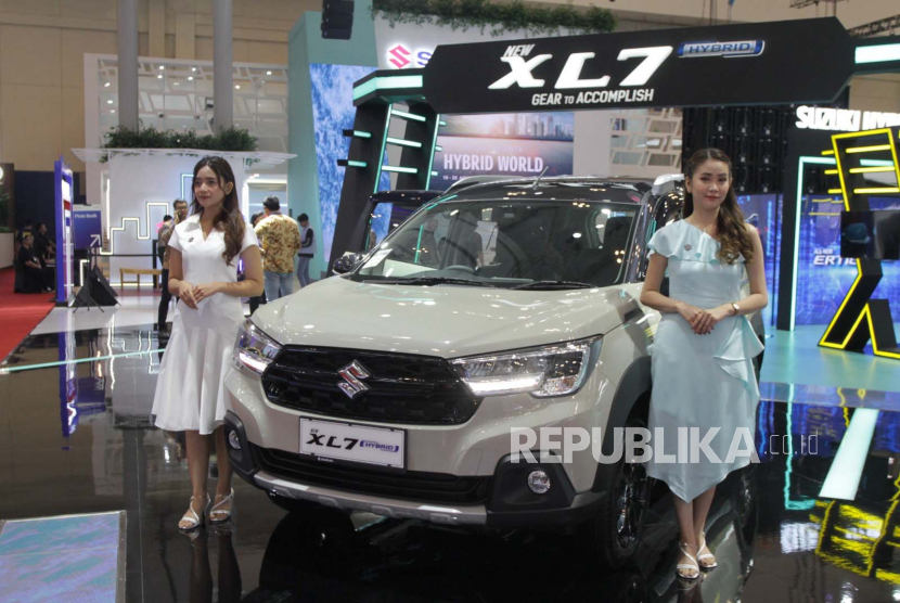 4W Sales & Marketing Director Suzuki Indonesia, Matsushita Ryohei memaparkan langkah PT Suzuki Indomobil Sales (SIS)  jadi perusahaan yang lebih ramah lingkungan dalam acara Gaikindo Indonesia International Auto Show (GIIAS) 2023 di ICE BSD City, Tangerang, Kamis (10/8/2023). 