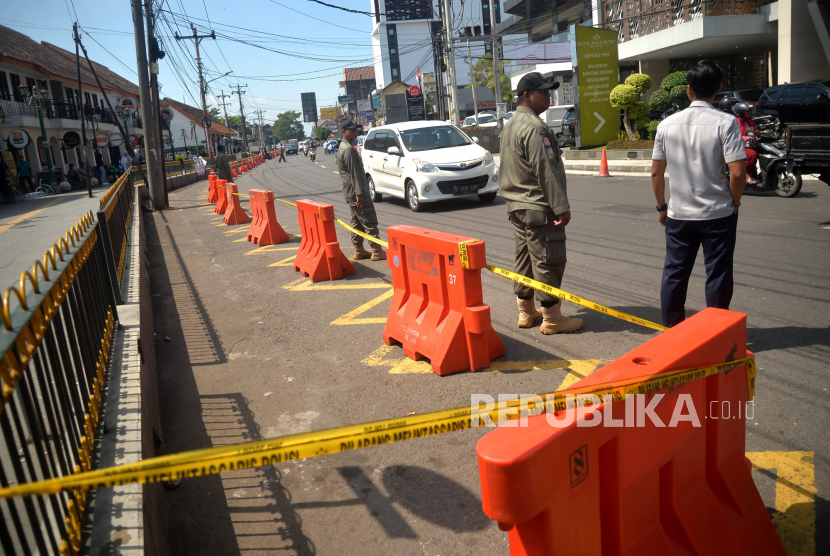 Petugas berjaga saat penertiban parkir liar di Jalan Pasar Kembang, Yogyakarta. Pemkot Yogyakarta meminta parkir liar dihentikan menjelang libur panjang akhir tahun.
