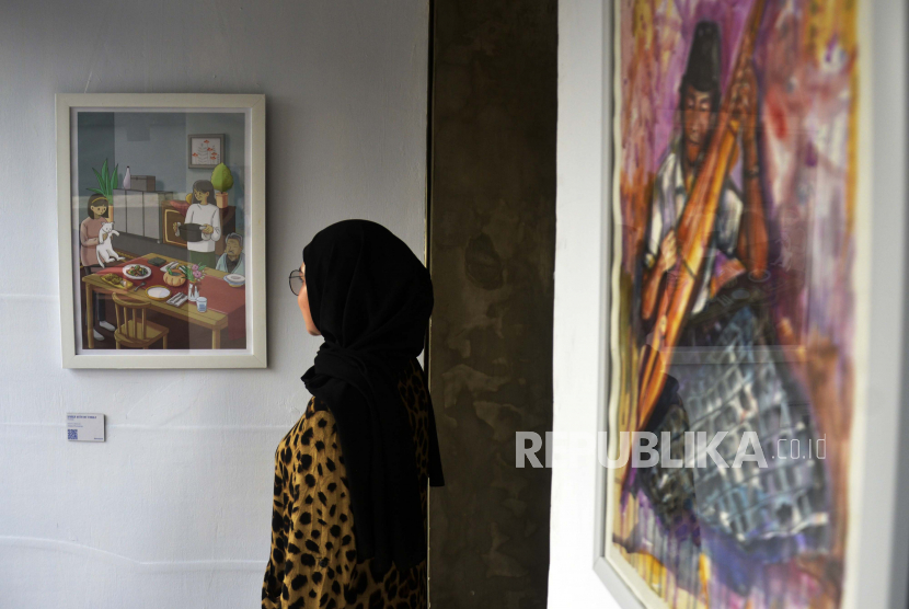 Pengunjung memperhatikan karya seni ilustrasi pada pameran seni rupa bertajuk 