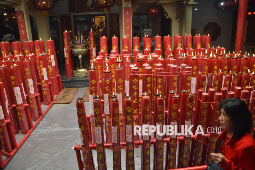 Lebih dari 300 lilin besar menghiasi vihara saat Hari Raya Imlek 2576 Kongzili di Wihara Dharma Ramsi, Kota Bandung, Rabu (29/1/2025). Lilin merah tersebut sebagi simbol harapan rezeki melimpah dan kemakmuran.