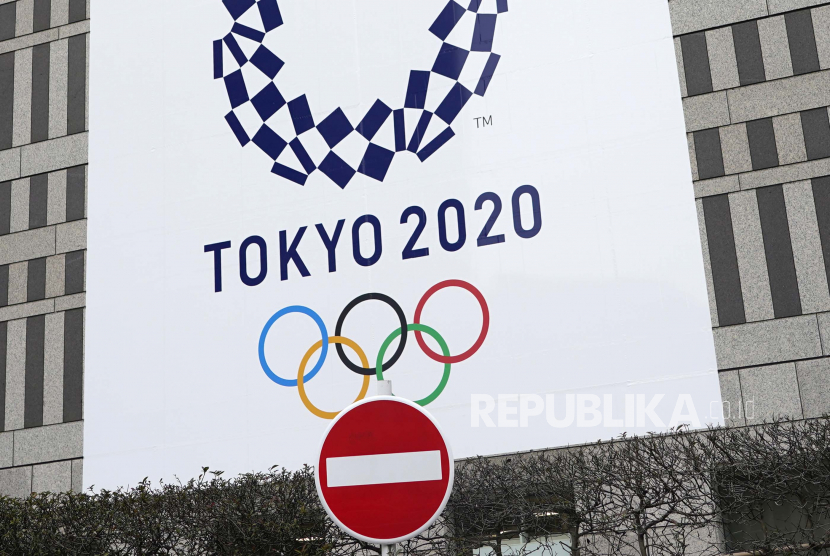  Papan iklan Olimpiade Tokyo digantung di luar gedung Kantor Pemerintah Metropolitan Tokyo di Tokyo, Jepang, 27 Januari 2021.