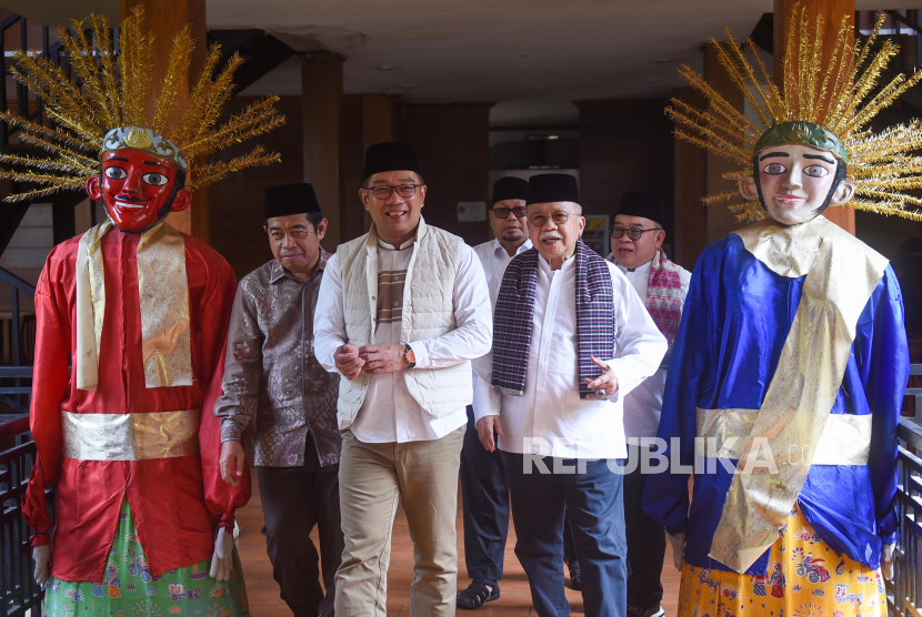 Ridwan Kamil (tengah) berbincang dengan mantan Gubernur DKI Jakarta Fauzi Bowo (kanan) di Perkampungan Budaya Betawi Setu Babakan, Jakarta, Rabu (4/9/2024).