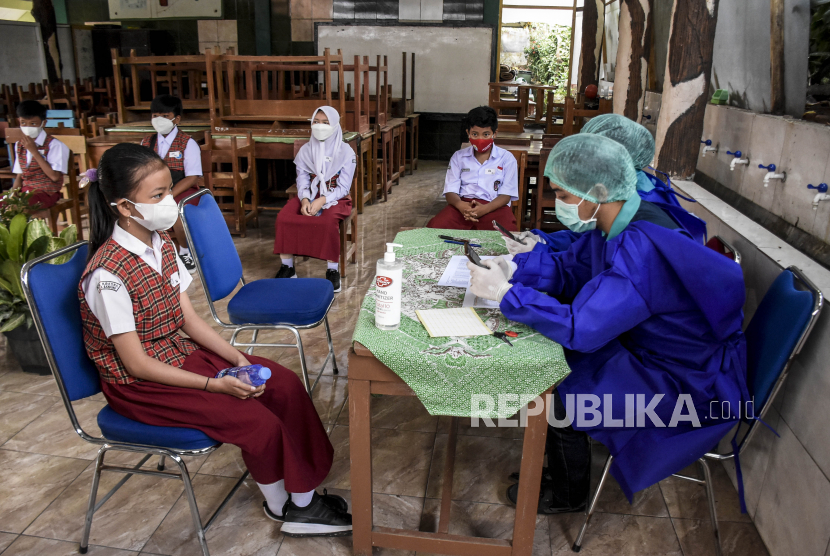 Sebanyak 196 siswa dan gurur yang mengikuti PTM di Bandung, Jawa Barat, dinyatakan positif Covid-19 (ILUSTRASI).