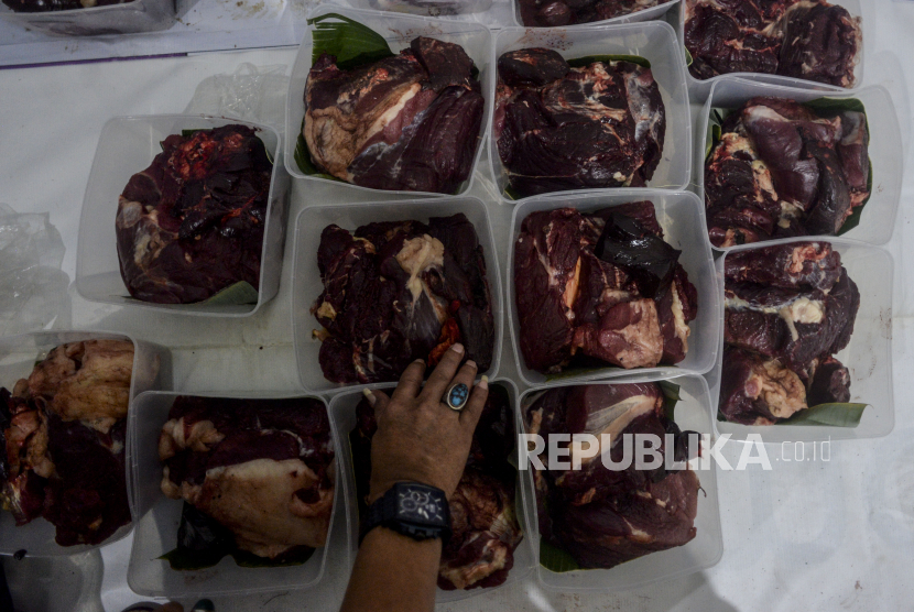 Panitia menyiapkan daging kurban untuk dibagikan kepada warga di Masjid Jami Al Huda Muhammadiyah, Tebet, Jakarta, Sabtu (9/7/2022). Sebanyak 17 sapi dan 18 kambing yang dikurbankan di masjid tersebut diaslurkan kepada 1.750 mustahik yang berada di wilayah Kecamatan Tebet. Republika/Putra M. Akbar