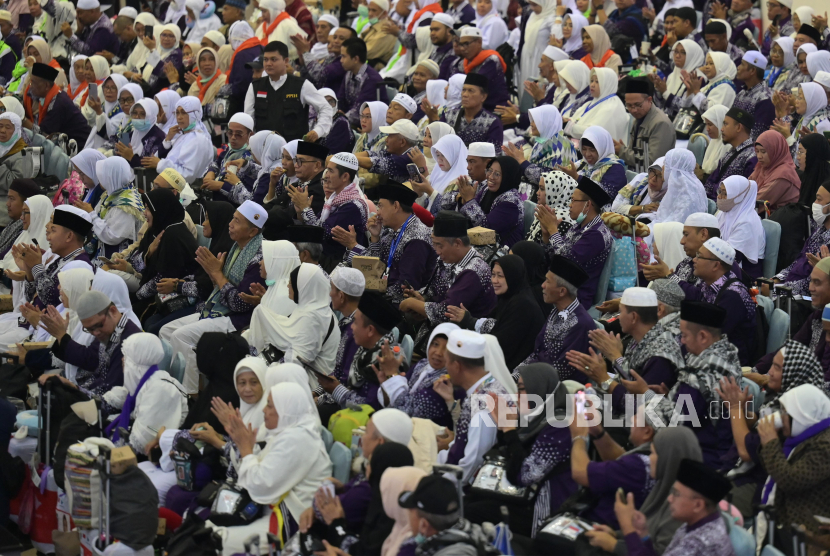 Jamaah haji kloter JKG 63 mengikuti rangkaian acara penyambutan setibanya di Asrama Haji Pondok Gede, Jakarta, Ahad (21/7/2024). Sebanyak 388 jamaah dan 5 petugas haji yang tergabung dalam kloter JKG 63 tiba di Asrama Haji Pondok Gede dan merupakan jamaah kloter terakhir yang dilepas melalui embarkasi tersebut. 