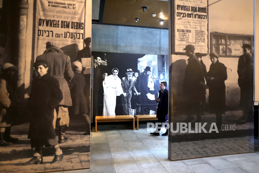 Pengunjung melihat pameran di Museum Peringatan Holocaust Yad Vashem di Yerusalem, Israel, 26 Januari 2023. Hari Peringatan Holocaust Internasional diperingati setiap tahun pada tanggal 27 Januari.