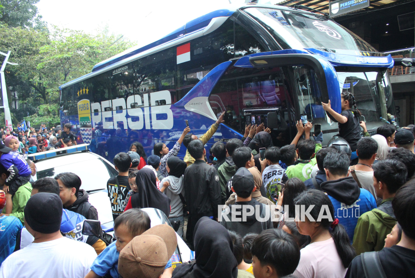 Ribuan bobotoh atau suporter Persib Bandung memadati halaman Graha Persib, di Jalan Sulanjana, Kota Bandung