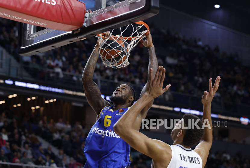 Pemain Real Madrid Walter Tavares (kanan) menghadang pemain Maccabi Jarell Martin (kiri) selama pertandingan bola basket Euroleague. (ilustrasi)