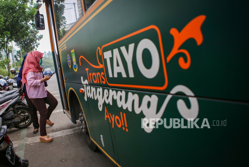 Penumpang naik ke bus Trans Tangerang di Halte Cikokol, Kota Tangerang, Banten. Pemerintah kembali memperpanjang PSBB di Tangerang Raya yang terdiri dari Kabupaten Tangerang, Kota Tangerang, dan Kota Tangerang Selatan mulai Senin (24/8).