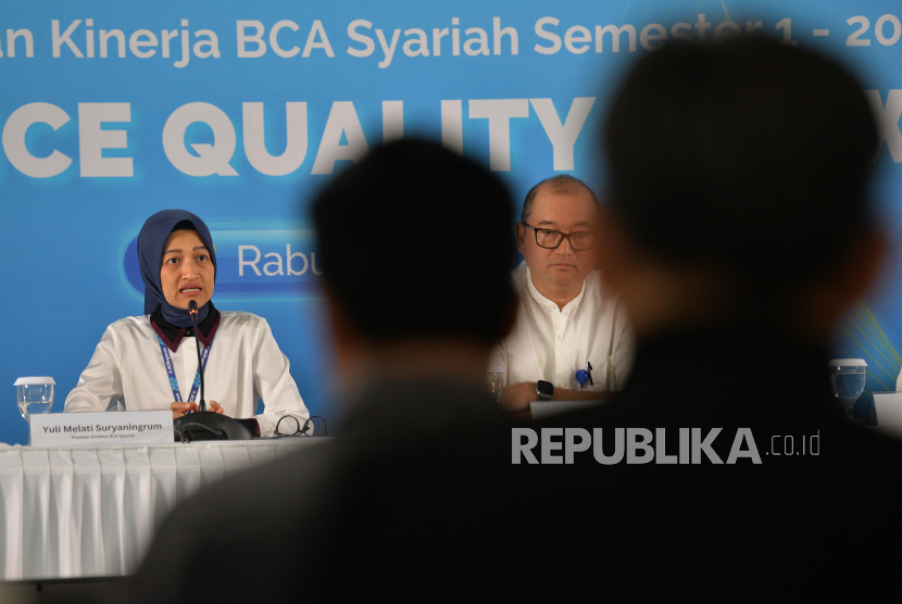 Presiden Direktur BCA Syariah Yuli Melati (kiri).