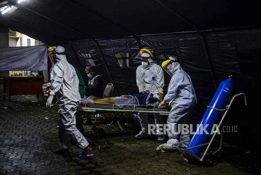 Tenaga kesehatan membawa pasien Covid-19 ke ruangan Instalasi Gawat Darurat (IGD) di RSUD Cibinong, Kabupaten Bogor, Jawa Barat (ilustrasi)