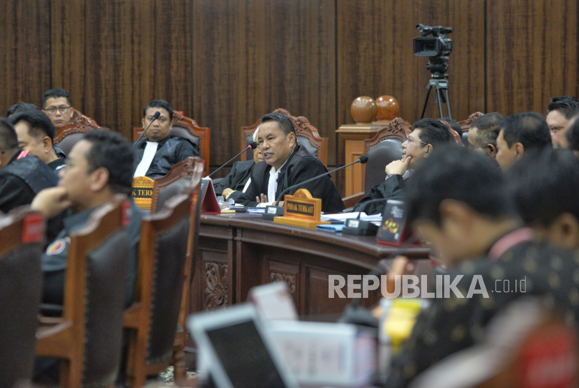 Tim Hukum Prabowo-Gibran Hotman Paris Hutapea saat mengikuti sidang lanjutan Perselisihan Hasil Pemilihan Umum (PHPU) Presiden dan Wakil Presiden Tahun 2024 di Jakarta, Senin (1/4/2024). 