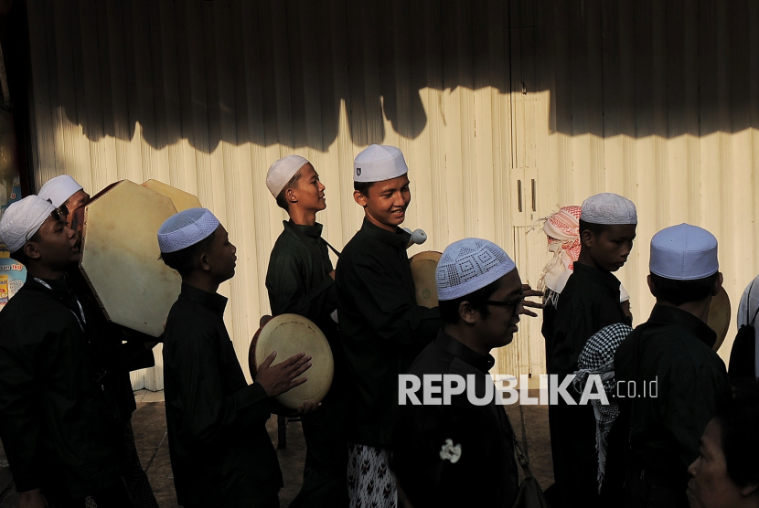 Warga mengikuti kirab memperingati Maulid Nabi Muhammad SAW di kawasan Pisangan Timur, Pulo Gadung, Jakarta Timur, Ahad (15/9/2024).