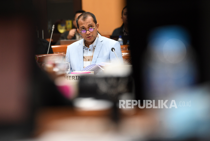 Wamenkumham Edward Omar Sharif Hiariej menyampaikan paparannya dalam rapat kerja bersama Komisi III DPR di kompleks Parlemen, Senayan, Jakarta, Kamis (24/11/2022). Dalam rapat yang membahas penyempurnaan Rancangan Kitab Undang-Undang Hukum Pidana (RKUHP) tersebut Wamenkumham menyatakan pemerintah telah mempertimbangkan untuk mengubah beberapa pasal krusial. 