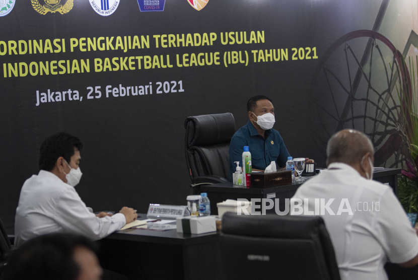 Menteri Pemuda dan Olah Raga (Menpora) Zainudin Amali (tengah) memimpin rapat koordinasi penyelenggaraan liga bola basket nasional (IBL) 2021 di Jakarta, Kamis (25/2/2021). Kepastian penyelenggaraan kompetisi IBL 2021 yang direncanakan digelar tanpa penonton dan menerapkan protokol kesehatan secara ketat tersebut masih menunggu kepastian perizinan dari Kepolisian Republik Indonesia (Polri). 