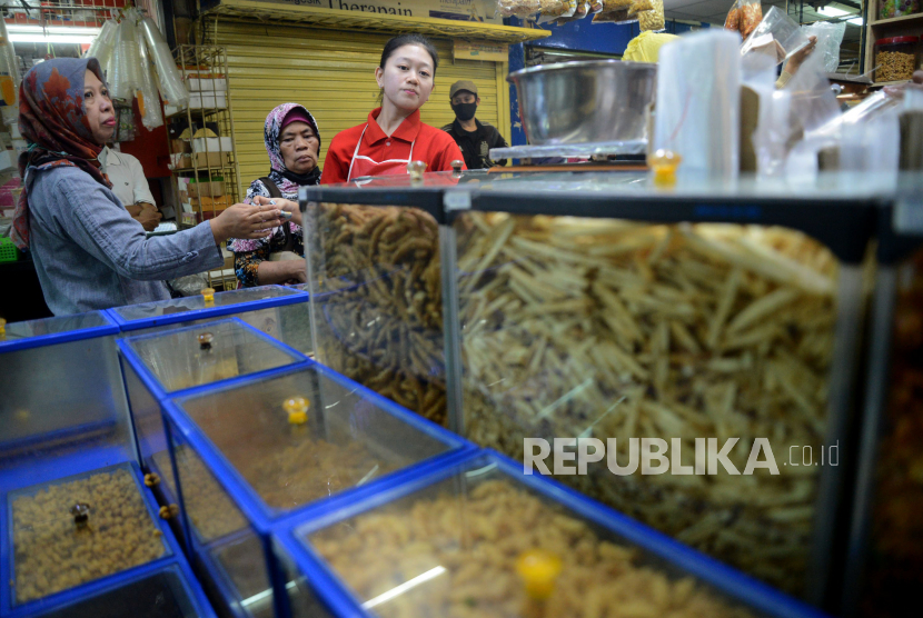 Pedagang melayani penjualan kue kering dan snack di Kawasan Pasar Jatinegara, Jakarta, Rabu (194/2023). Menjelang Idulfitri penjualan kue kering dan aneka snack tersebut mengalami peningkatan. Kue kering dan aneka snack mulai diserbu warga sebagai sajian saat merayakan Lebaran.