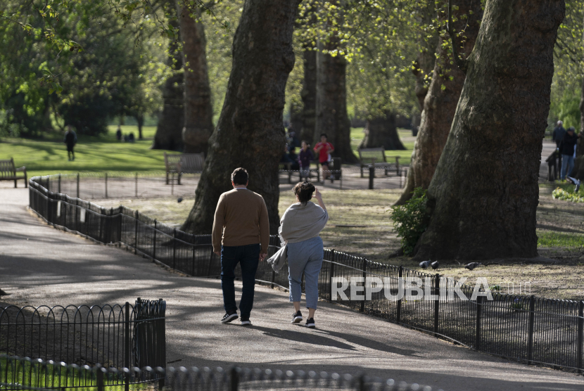 Inggris Perluas Tes Covid-19. Foto: Suasana tentang St James Park, London Pusat Inggris, 13 April 2020. Debenhams baru-baru ini mengajukan permohonan untuk masuk ke dalam administrasi dan juga menutup 142 toko di Inggris, sesuai dengan pedoman Pemerintah mengenai coronavirus