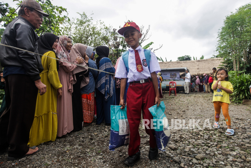 Seorang anak membawa beras yang dibeli saat penyelenggaraan program Bulog Siaga di Jalan Jambu, Mulyaharja, Kota Bogor, (ilustrasi)