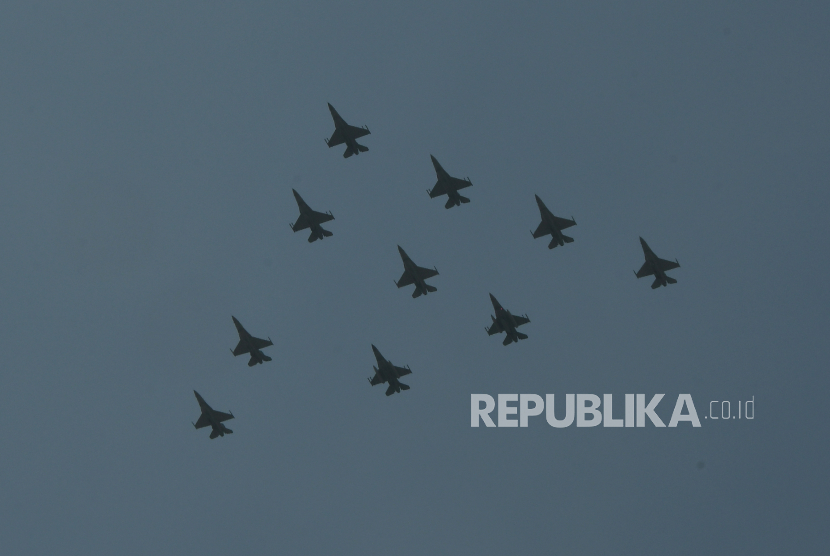 Sejumlah pesawat tempur TNI Angkatan Udara terbang membentuk formasi di kawasan Monas, Jakarta, Minggu (13/8/2023). Kegiatan tersebut merupakan latihan persiapan untuk puncak peringatan HUT ke-78 Kemerdekaan RI pada tanggal 17 Agustus 2023. 