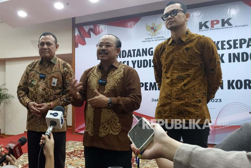 Ketua KY Prof Amzulian Rifai (tengah) didampingi Ketua KPK Firli Bahuri dan Juru Bicara KY Miko Ginting.