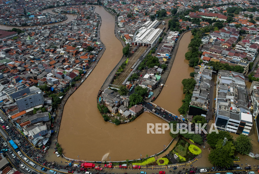 Suasana Sungai Ciliwung yang meluap di Jalan Jatinegara Barat, Jakarta, Senin (8/2). Banjir yang menggenangi badan jalan mencapai 20 cm tersebut diakibatkan luapan sungai Ciliwung yang dipicu tingginya curah hujan sejak dini hari. Republika/Putra M. Akbar