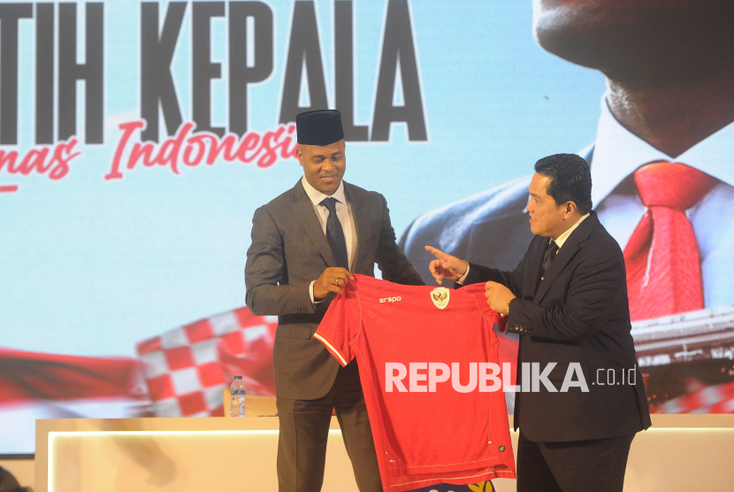 Ketua Umum PSSI Erick Thohir bersama Pelatih Kepala Baru Timnas Indonesia Patrick Kluivert usai konferensi pers pengenalan Tim Pelatih Timnas Indonesia di Jakarta, Ahad (12/1/2025).