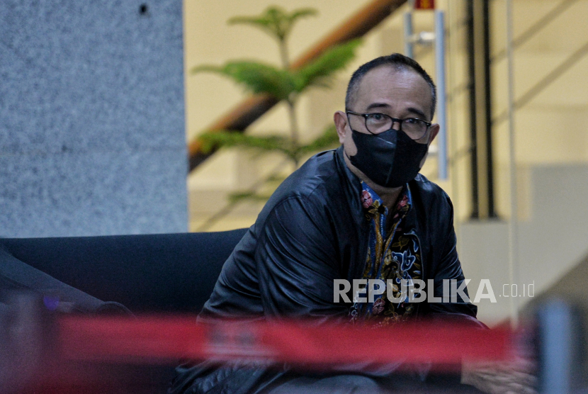 Mantan Kepala Bagian Umum Kantor Wilayah Direktorat Jenderal Pajak (DJP) Jakarta Selatan II, Rafael Alun Trisambodo (RAT) usai menjalani pemeriksaan di Gedung Merah Putih KPK, Jakarta (1/3/2023). 