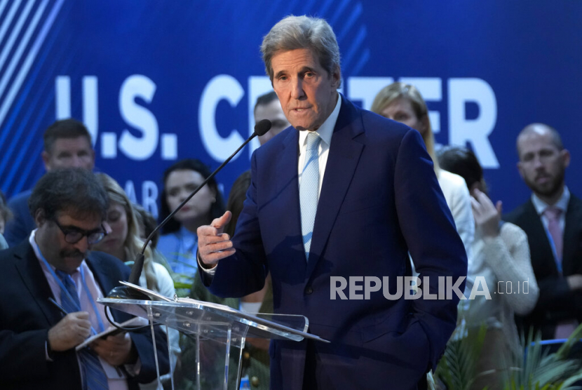 Utusan khusus Presiden AS untuk iklim  John Kerry berbicara selama sesi percepatan energi bersih di KTT Iklim PBB COP27, 9 November 2022, di Sharm el-Sheikh, Mesir. 