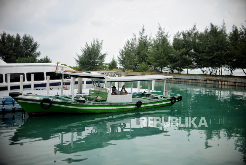 Perahu bersandar di Dermaga Pulau Tidung Kecil, Kepulauan Seribu, Jakarta, Jumat (24/6/2022). Pulau Tidung dapat menjadi destinasi wisata akhir tahun bersama keluarga.