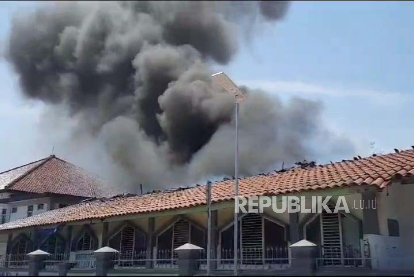 Kebakaran terjadi di area RSUD dr Slamet, Kabupaten Garut, Jawa Barat, Ahad (1/10/2023). 