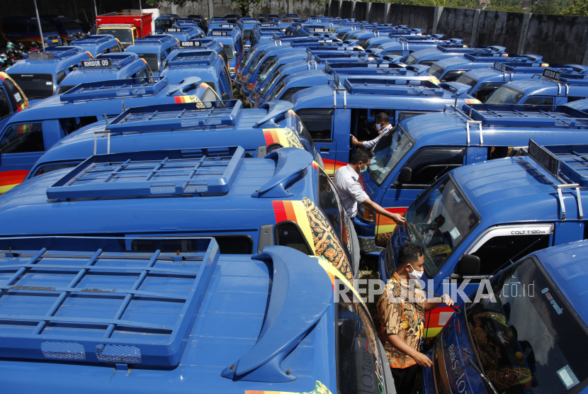 Warga Solo bisa menikmati angkutan pengumpan (feeder) gratis sampai akhir tahun mulai Ahad (1/11). Operasional angkutan feeder bakal terintegrasi dengan bus rapid transit Batik Solo Trans (BST).