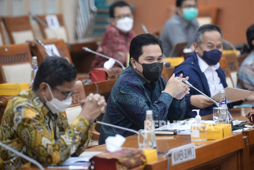 Menteri BUMN Erick Thohir bersiap mengikuti rapat kerja dengan Komisi VI DPR di Kompleks Parlemen, Senayan, Jakarta, Rabu (20/1). Rapat kerja tersebut membahas mengenai pelaksanaan pembelian vaksin Covid-19.Prayogi/Republika. 